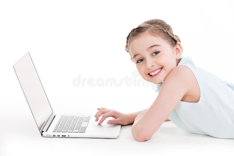 Μικρό κορίτσι με το ασημένιο lap-top χρώματος. στοκ φωτογραφία